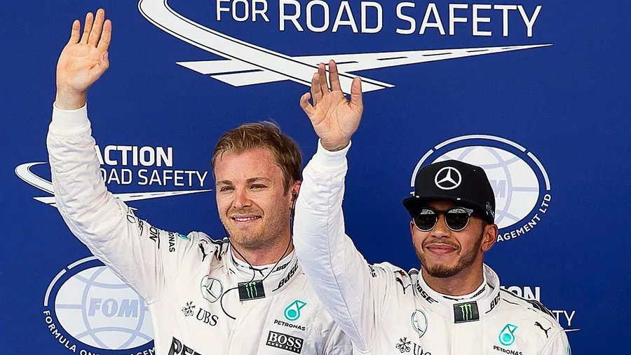 Schöner Winken im Gleichschritt: Rosberg und Hamilton bei der Siegerehrung