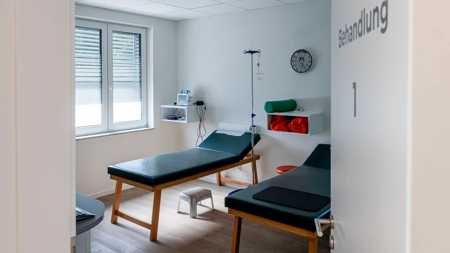 Behandlungszimmer in einer Hausarztpraxis: Wer hier wie schnell einen Termin bekommt, hängt auch mit der Versicherung zusammen.