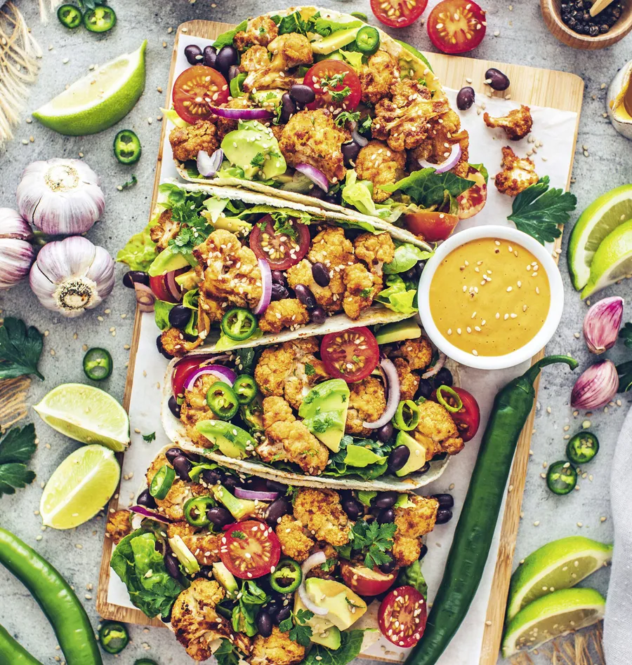 Ihre Tacos füllt Bianca Zapatka mit Blumenkohl und Tahini-Soße.