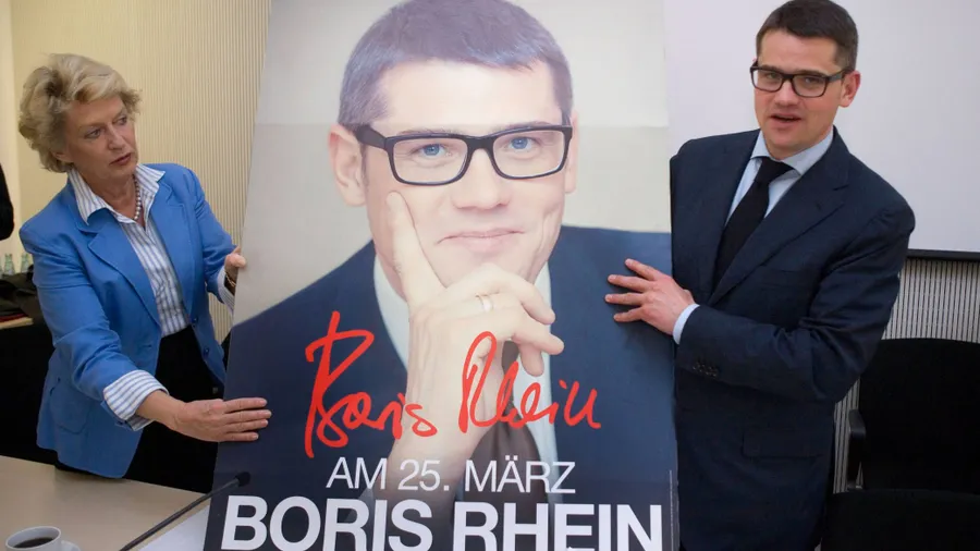 Boris Rhein wird bunt – und lässt das Parteikürzel weg: Mit Oberbürgermeisterin Petra Roth stellte der CDU-Politiker am Montag seine neuen Wahlplakate vor.