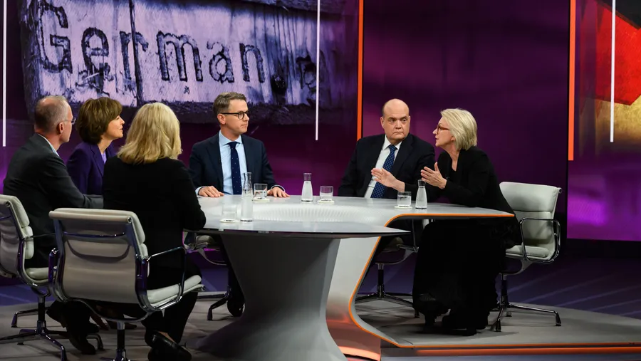 Maybrit Illner diskutiert mit ihren Gästen.