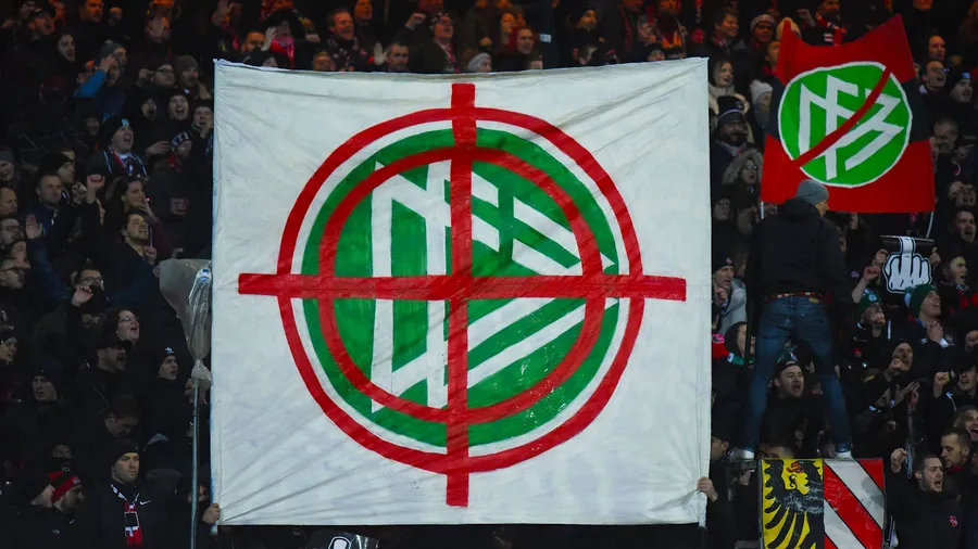 Ultras protestieren mit einem Fadenkreuz auf dem Logo des Deutschen Fußball-Bundes.