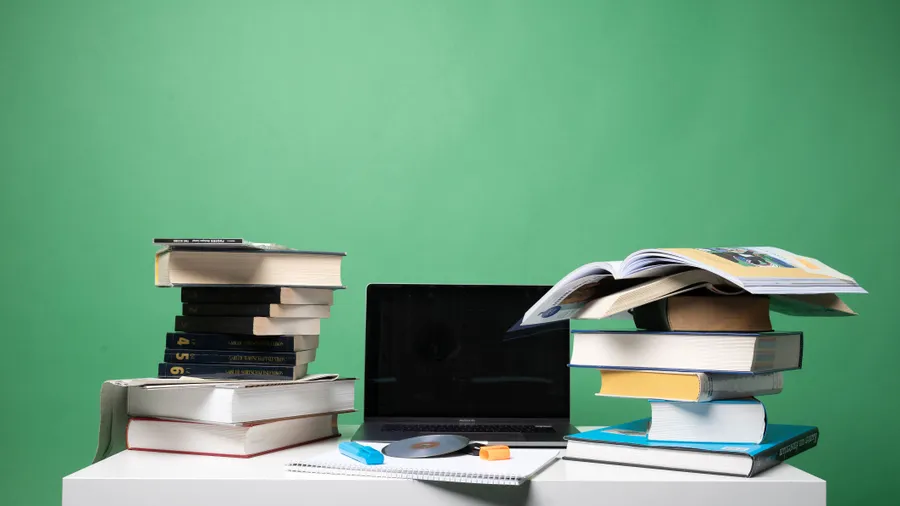 Zwischen Büchern und Bildschirm entsteht der Raum, in dem Lernen heute stattfindet.
