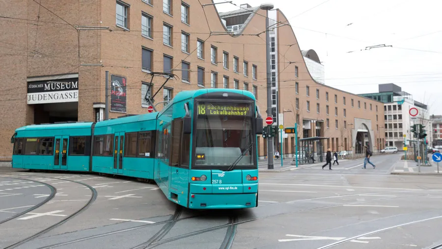 Defizitär: Der Nahverkehr in Frankfurt fährt Verluste ein. Bisher werden sie mit den Mainova-Gewinnen verrechnet.