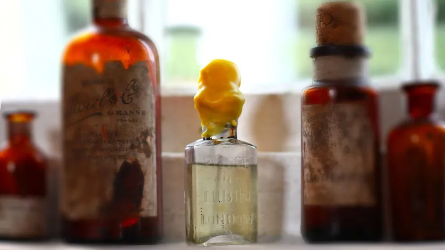Frisch mit Wachs versiegelt: Das Parfum aus den Tiefen stammt von der Marke „Piesse and Lubin London“