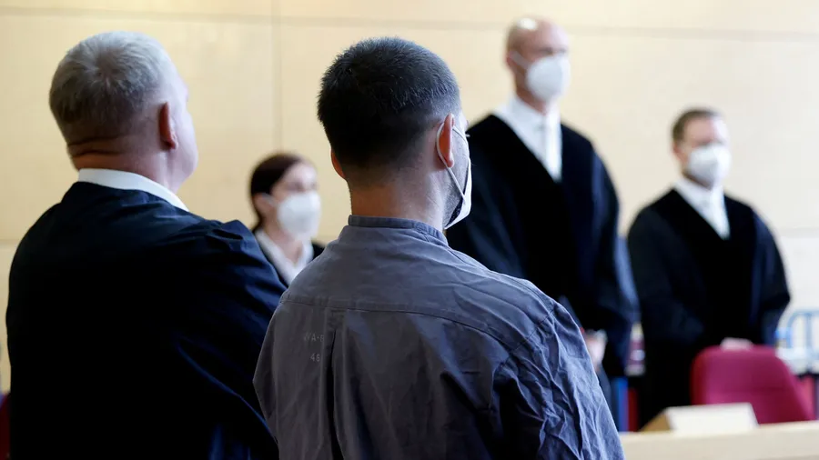 Andreas S. (vorne rechts) und sein Verteidiger zu Beginn des Prozess