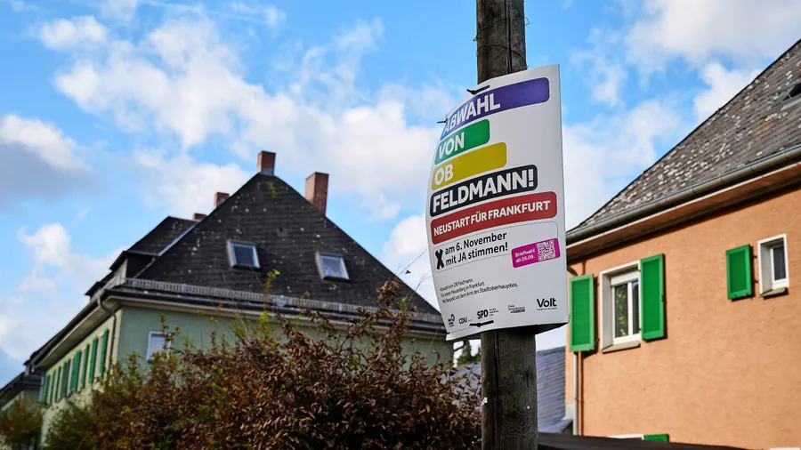 Wahlappell: Auch an der Oeserstraße haben die  Feldmann-Gegner plakatiert.