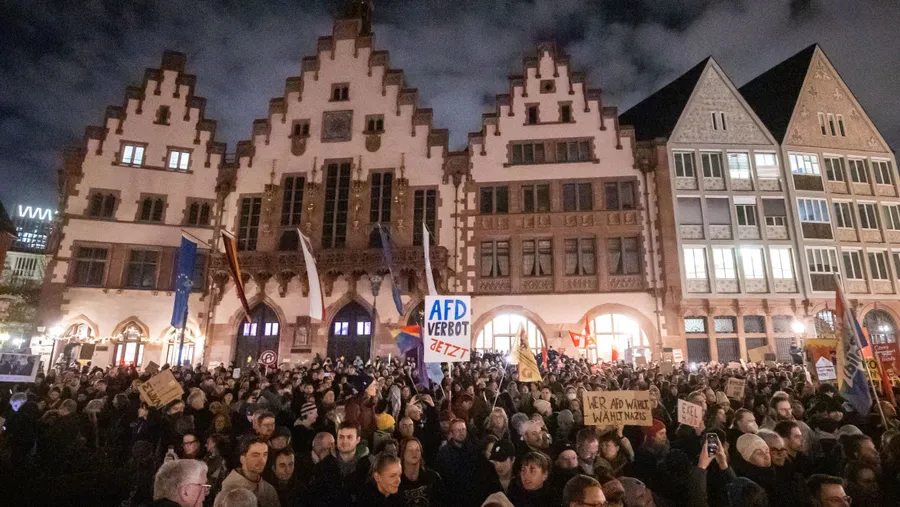 „AfD-Verbot jetzt“: Auf dem Frankfurter Römerberg fordern Demonstranten im Januar 2025 ein Verbotsverfahren.