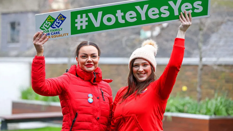 Zwei mal „Ja“: Unterstützerinnen der zur Volksabstimmung stehenden irischen Verfassungsänderung in Dublin.