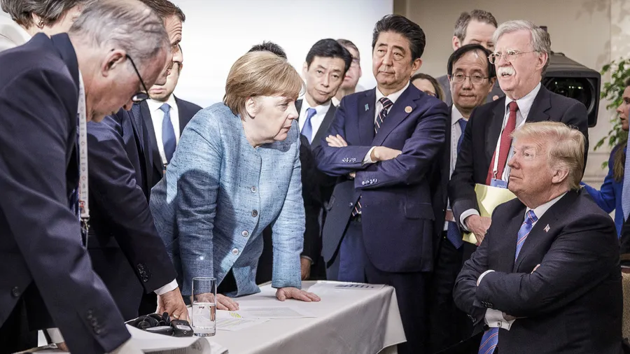 Der damalige Präsident Trump beim NATO-Gipfel in Kanada 2018, mit Bundeskanzlerin Angela Merkel (Mitte), Emmanuel Macron (2.v.l), Japans Premier Shinzo Abe (4.v.r), und US-Sicherheitsberater John Bolton