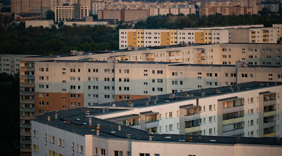 Plattenbauten im Berliner Stadtteil Neu-Hohenschönhausen: Deutschland fehlt es zunehmend an bezahlbarem Wohnraum.