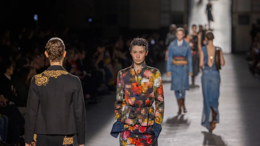 Gespiegelt: Die Kollektion von Julian Klausner für Dries Van Noten soll den Übergang vom Jugendlichen zum Erwachsenen ins Bild setzen.