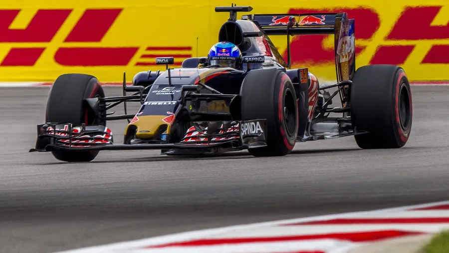 Große Ähnlichkeit: Hier kreist Verstappen noch im Torro Rosso