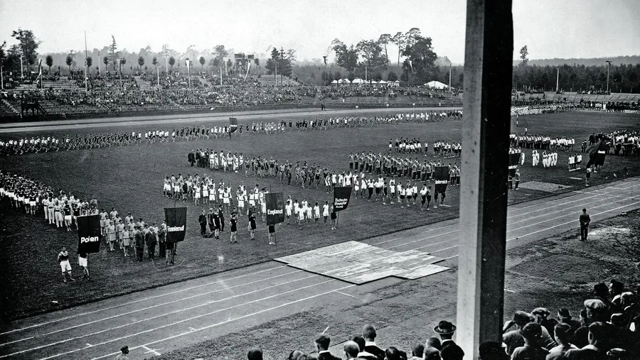 Die erste Großveranstaltung im Waldstadion: Ende Juli 1925 fand in Frankfurt die erste Arbeiter-Olympiade statt. Das Foto zeigt die Eröffnungsfeier.