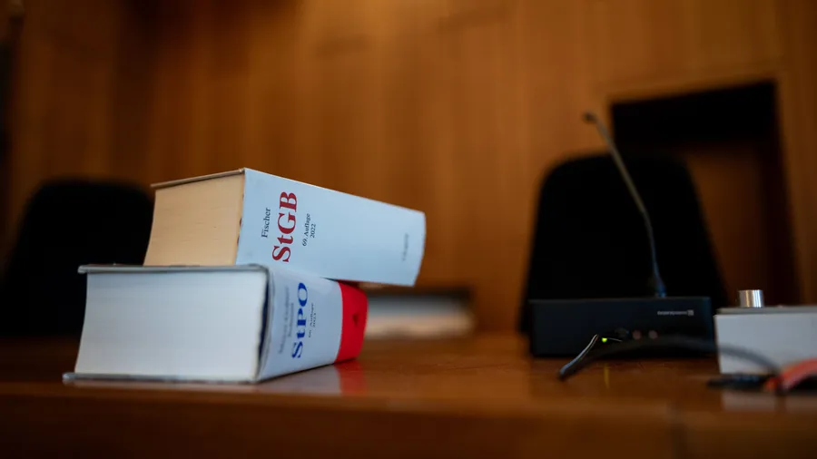 Alle Referendare müssen spätestens während der Strafstation ein Plädoyer verfassen und das muss gelernt sein.