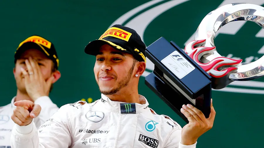 Silber fährt wieder vornweg: Hamilton (rechts) bejubelt den Sieg, Rosberg wird Zweiter
