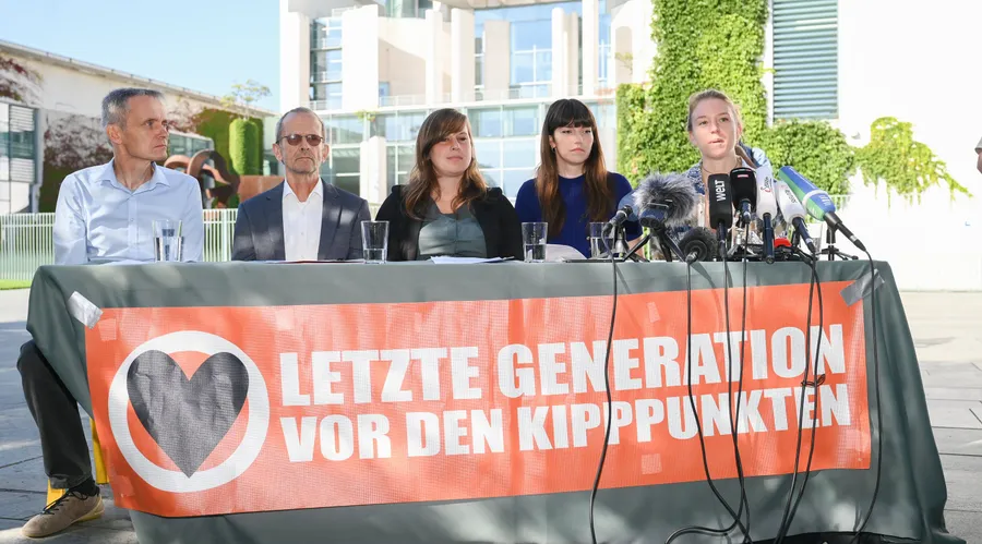 Aktivisten der Letzten Generation Rolf Meyer, Nikolaus Froitzheim, Chiara Malz, Carla Hinrichs und Lina Johnsen am Freitag vor dem Bundeskanzleramt in Berlin