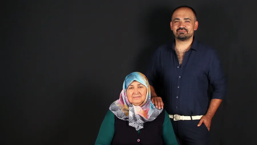 „Ich war doch dein Prinz, oder?“: Dinçer Güçyeter mit seiner Mutter Fatma