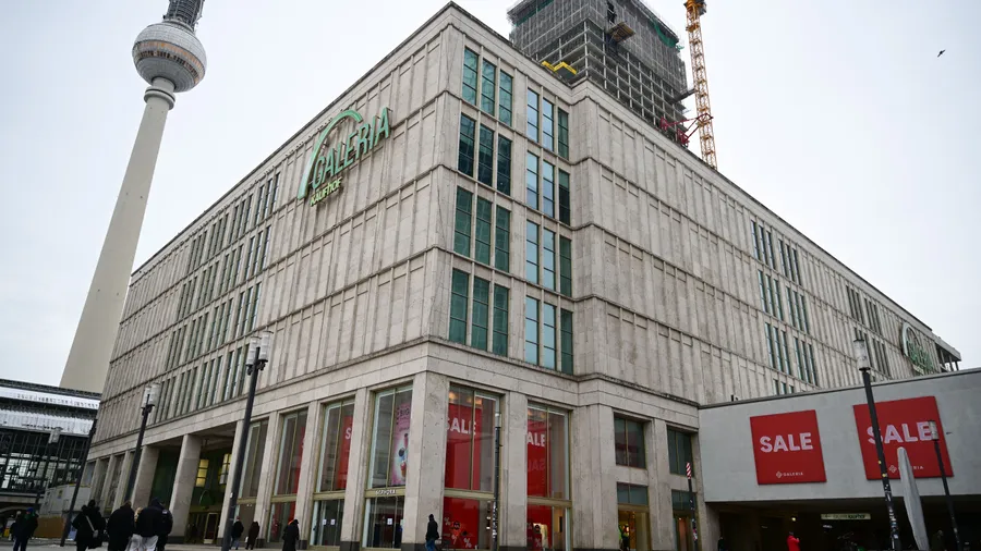 Einkaufen am Alexanderplatz in Berlin: Galeria beschäftigt 12.000 Menschen und betreibt 83 Warenhäuser.