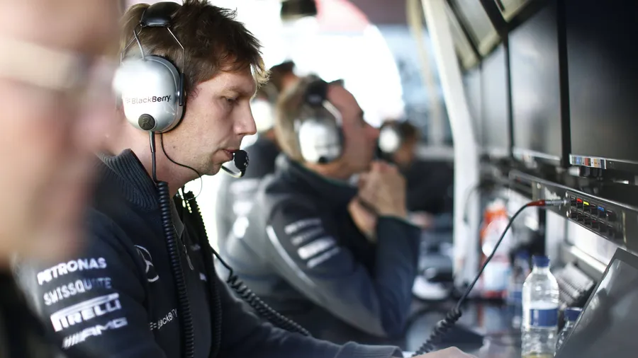 Sternenlenker: James Vowles durchdenkt die Strategien der Mercedes-Piloten Hamilton und Rosberg