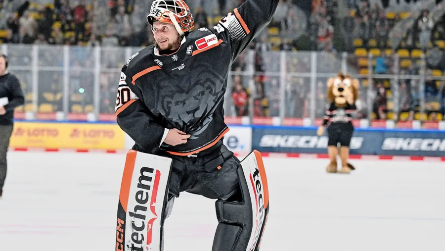 Ein Tänzchen vom Matchwinner: Torwart Mirko Pantkowski