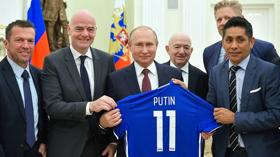 Wladimir Putin umgibt sich mit Granden des Weltfußballs.
