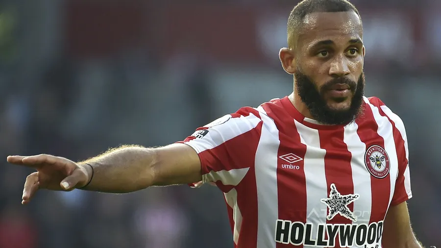 Kein Trikottausch: Der FC Brentford setzt weiter auf rote und weiße Längsstreifen.