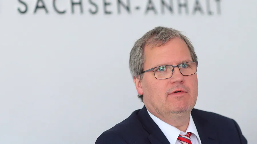 Will Bullerjahn, gescheitert bei mehreren Landtagswahlen, eigentlich doch im Amt bleiben – aber er darf nicht?