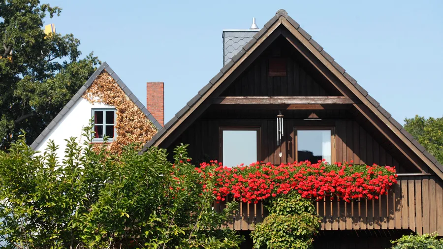 Wohnhaus aus Holz mit Dachgiebel und Blumenkästen, Niedersachsen, Deutschland, Europa