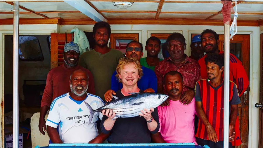 Bart van Olphen mit Thunfisch-Fischern auf den Malediven