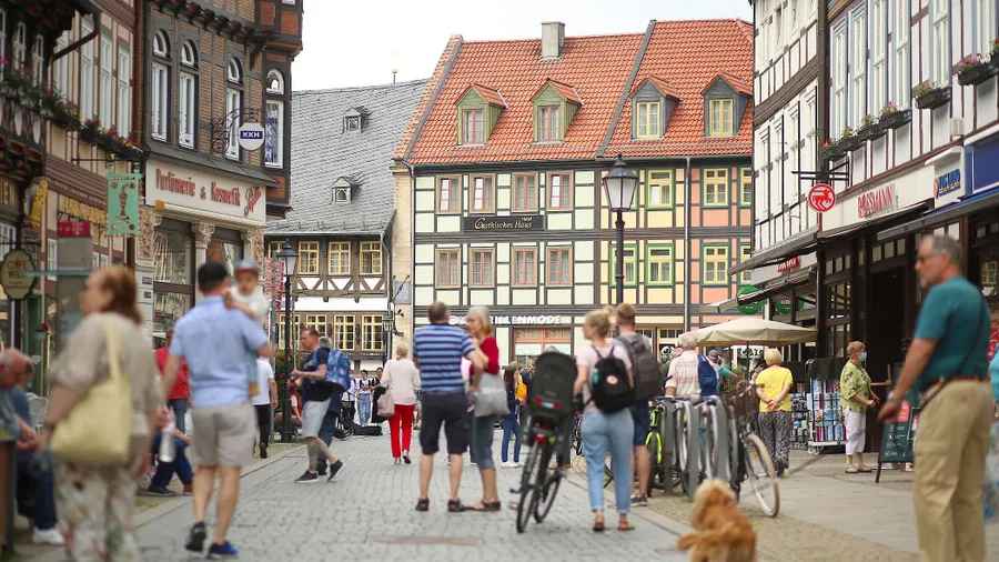 Spiegelbild der Gesellschaft: Menschen in einer Einkaufsstraße in Wernigerode, Sachsen-Anhalt – ein Tag vor der Wahl.