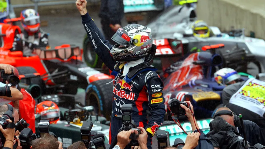 Die Nummer eins: Sebastian Vettel zeigt seinen berühmten Finger