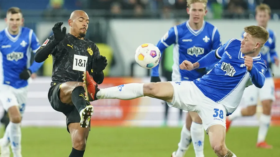 Clemens Riedel steht jetzt mit den großen Namen auf dem Platz (links Dortmunds Donyell Malen)