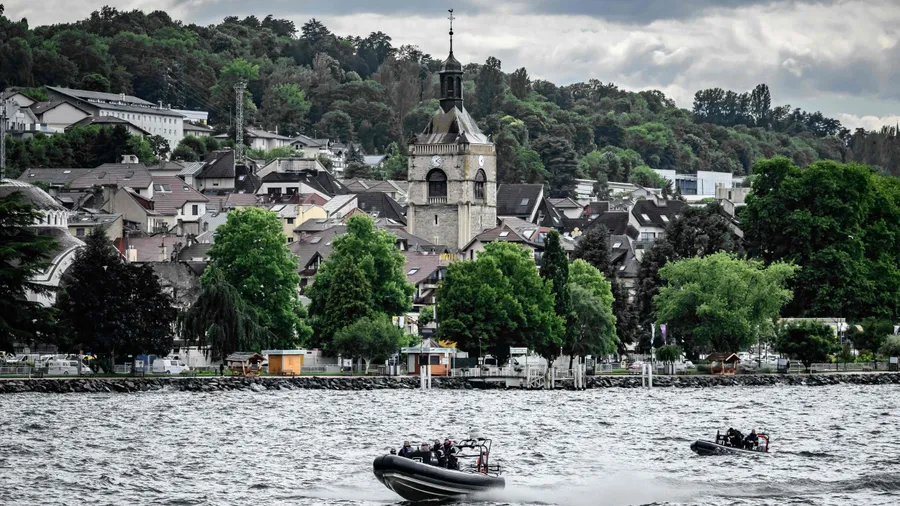 Die Gendarmerie patrouilliert vor Évian-les-Bains auf der französischen Seite des Genfer Sees: In dieser Traumlandschaft spielt der unter Pseudonym erschienene Kriminalroman aus Frankreich.
