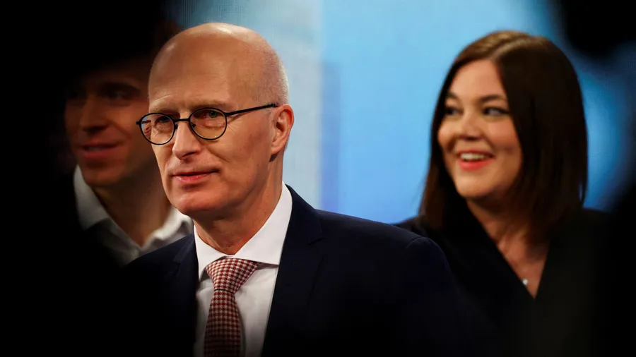 Peter Tschentscher (SPD), Erster Bürgermeister der Freien und Hansestadt Hamburg. Rechts von ihm die Spitzenkandidatin der Grünen, Katharina Fegebank. Links von ihm der Spitzenkandidat der CDU, Dennis Thering.