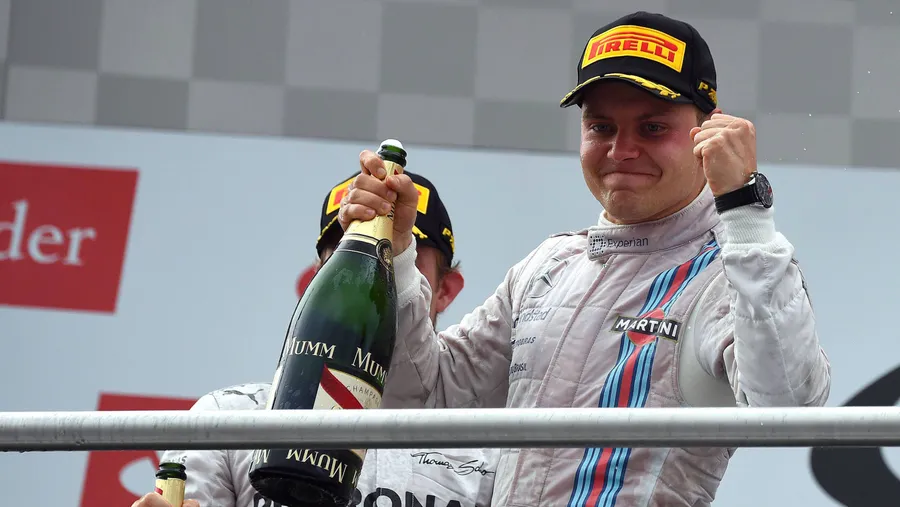 Auf dem Weg nach oben: Bottas am Sonntag bei der Siegerehrung in Hockenheim