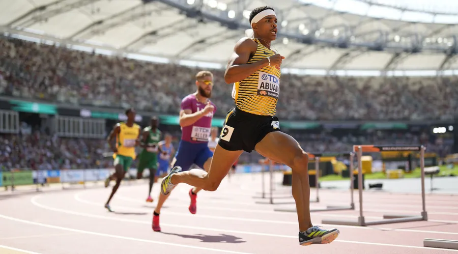 Joshua Abuaku bei einem Hürdenlauf über 400 Meter am 20. August in Budapest