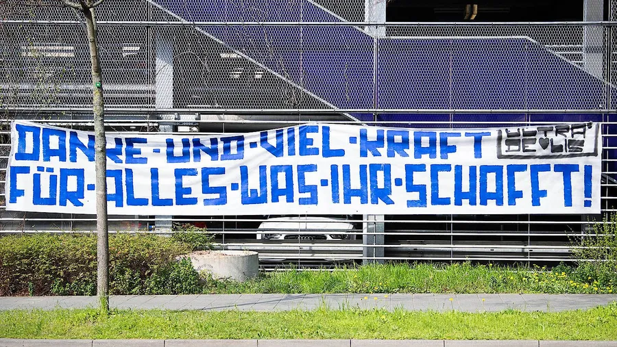 Die Solidarität der Darmstädter Fans drückt sich auch auf Dank-Plakaten aus.