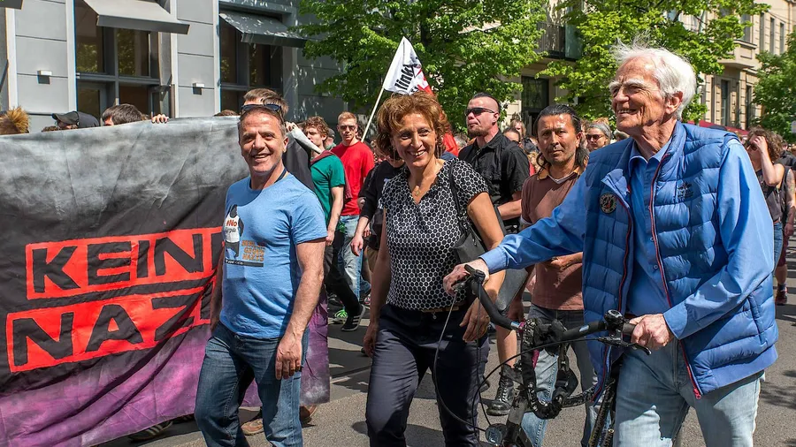 Kreuzberg pur: Hans-Christian Ströbele und Canan Bayram auf einer Demo für nazifreies Berlin (Archiv).