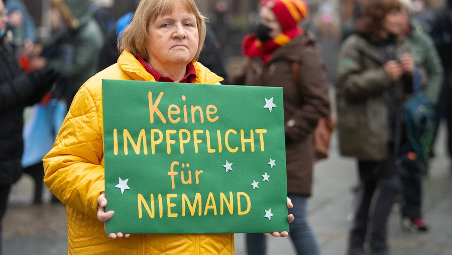 Eine Teilnehmerin einer Demonstration gegen Corona-Regelungen in Frankfurt am Main