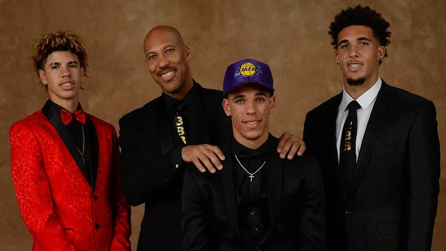 Im Zentrum der Vater LaVar Ball – und daneben seine Söhne LaMelo (links), LeAngelo (rechts) und Lonzo (vorne).