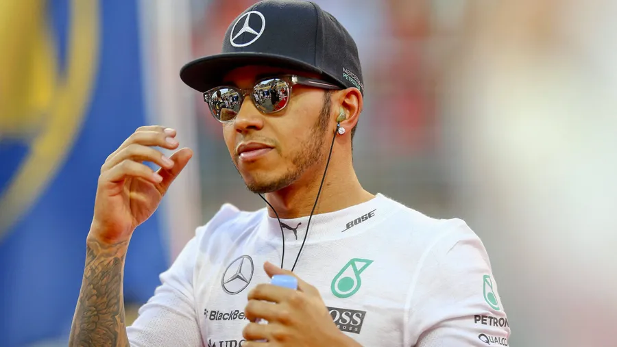 Halb Fahrerlager, halb Laufsteg: Lewis Hamilton schätzt den großen Auftritt