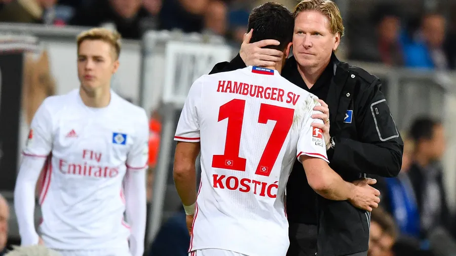 Hamburgs Markus Gisdol (r.) nimmt Spieler Kostic in den Arm: Offenbar erreicht der Trainer wieder seine Mannschaft.
