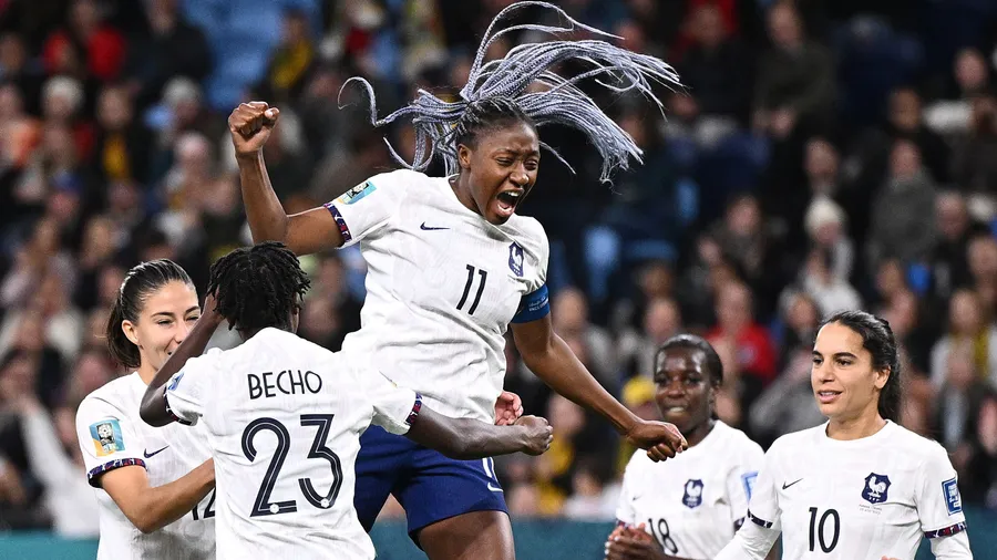 Im Kreis ihrer Mitspielerinnen: Frankreichs Kadidiatou Diani bei der Fußball-WM der Frauen