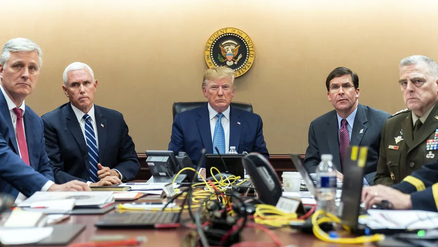 Donald Trump, umringt von Vizepräsident Pence, Sicherheitsberater O’Brien, Verteidigungsminister Esper und dem Vorsitzenden über den Generalstab Milley, vergangenen Samstag im Weißen Haus