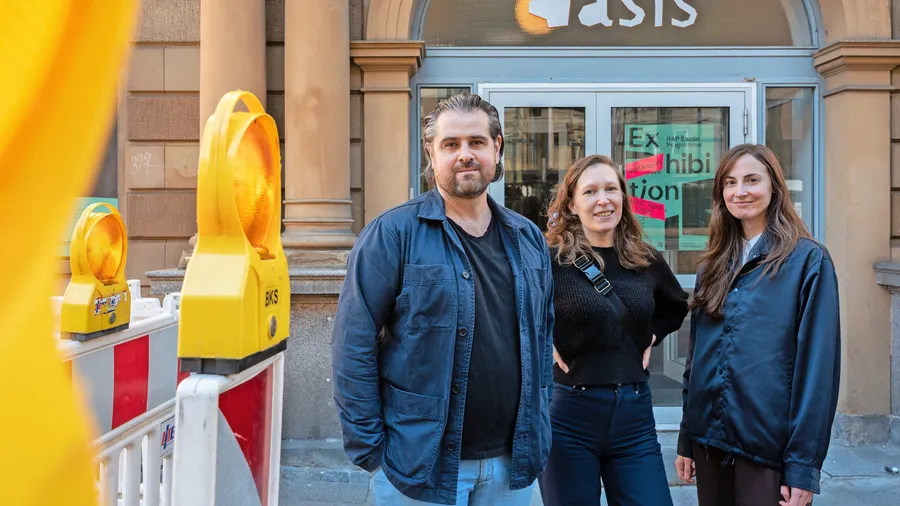 Raum für künstlerisches Schaffen: Ivan Murzin, Franziska Wildt und Živa Drvarič (von links) vor dem basis Atelierhaus in Frankfurt.