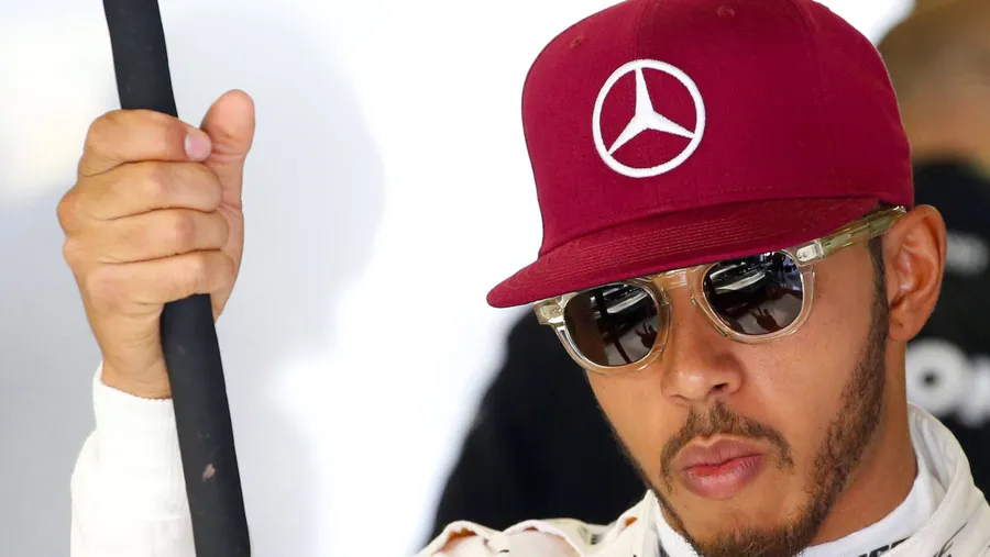 Lässig auf die Pole Position: Lewis Hamilton.
