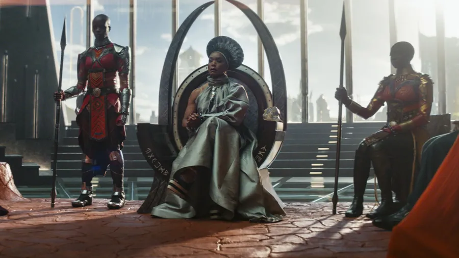 Jetzt übernehmen die Frauen in Wakanda: Angela Bassett als Königsmutter auf dem Thron (Mitte) und Florence Kasumba (links) und Danai Gurira als ihre Leibgarde