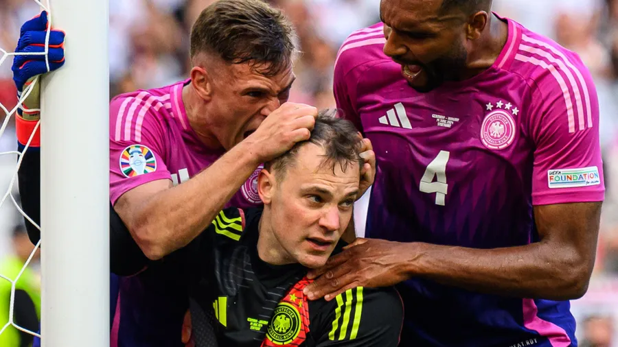 Manuel, du Teufelskerl: Joshua Kimmich und Jonathan Tah gratulieren Torwart Neuer zu seiner Rettungstat.