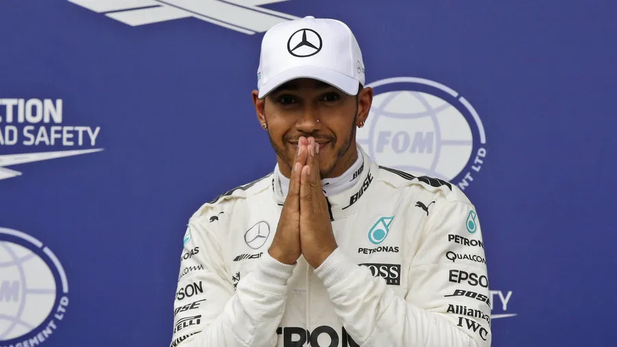 Lewis Hamilton kann es selbst kaum glauben  und hat nach dem Rennen Tränen in den Augen.